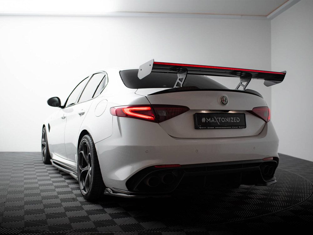 Maxton carbon spoiler with led for alfa romeo giulia quadrifoglio 2 Maxton carbon spoiler with led for alfa romeo giulia quadrifoglio - image 2
