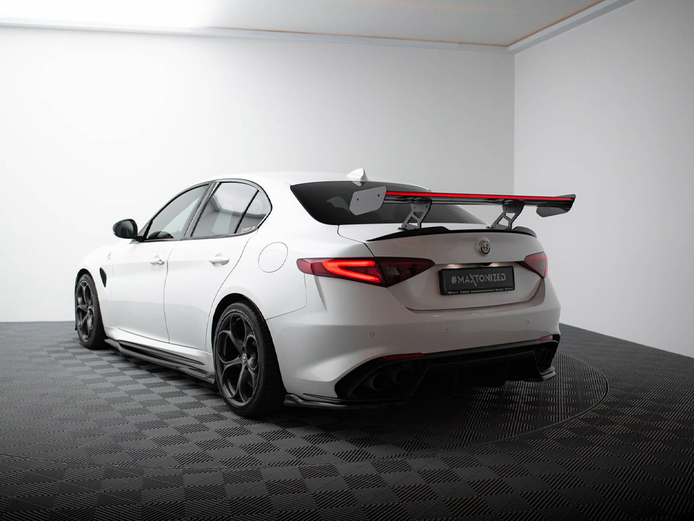 Maxton carbon spoiler with led for alfa romeo giulia quadrifoglio 3 Maxton carbon spoiler with led for alfa romeo giulia quadrifoglio - image 3