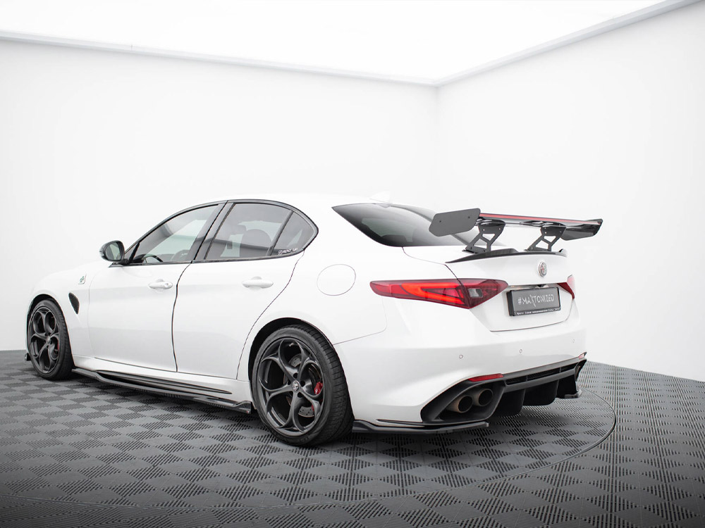 Maxton carbon spoiler with led for alfa romeo giulia quadrifoglio 4 Maxton carbon spoiler with led for alfa romeo giulia quadrifoglio - image 4